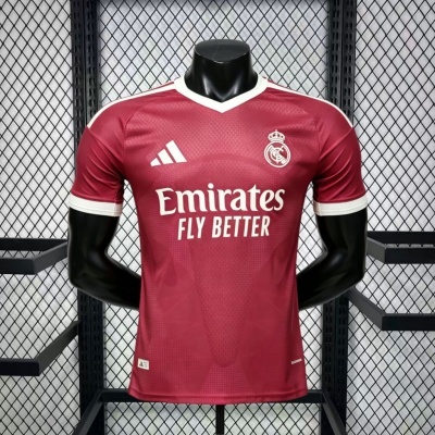 Camisola de futebol grená do Real Madrid com logos Adidas e Emirates