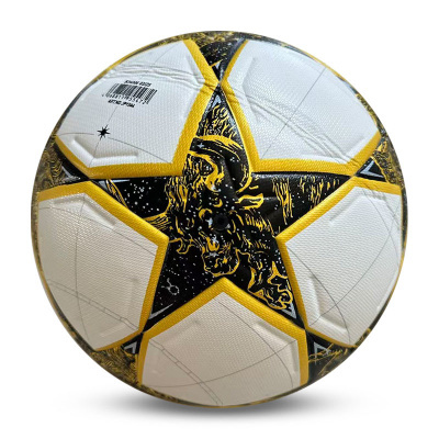 Bola de futebol branca com estrelas negras e amarelas e desenho de touro
