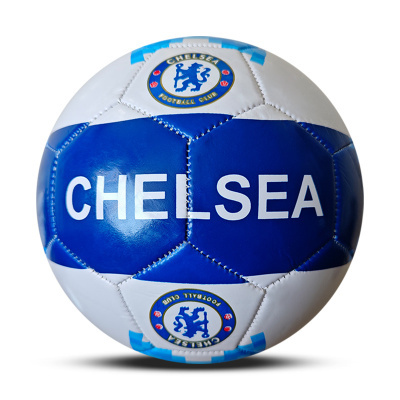 Bola de futebol azul e branca com texto CHELSEA e emblemas do Chelsea FC
