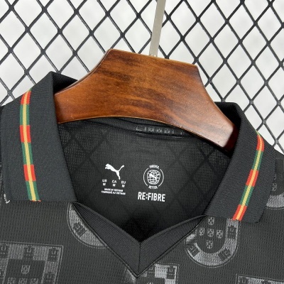 Camisola preta Puma RE:FIBRE com padrão geométrico e gola com riscas vermelhas e verdes