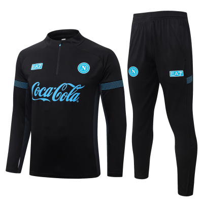 Conjunto de treino preto com logos EA7, Coca-Cola e símbolo N em azul claro
