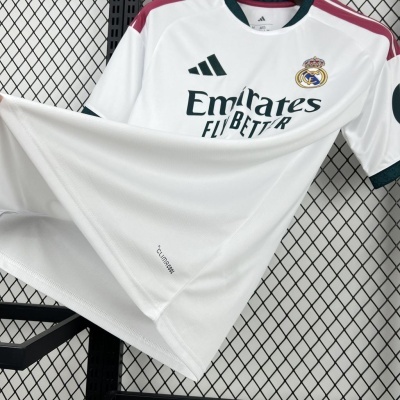 Camisola de futebol branca do Real Madrid com logótipos Adidas e Emirates Fly Better