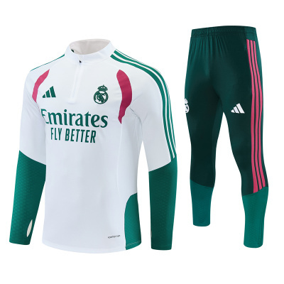 Conjunto de treino Real Madrid com camisola branca e calças verdes