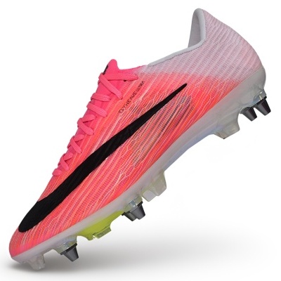 Chuteira de futebol cor-de-rosa com risca preta e sola transparente com entalhes metálicos