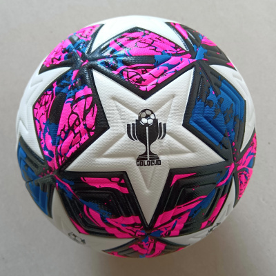 Bola de futebol branca com padrão em preto, rosa e azul e símbolo GOLOCUVO