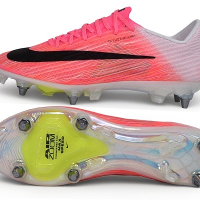 Chuteira de futebol cor-de-rosa, branco e preto com sola cravada