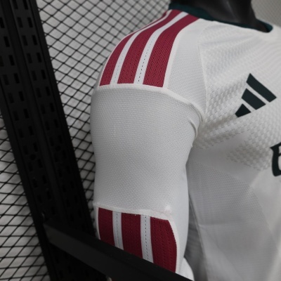 Camisola desportiva branca com riscas vermelhas e brancas nas mangas e logotipo Adidas preto