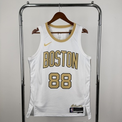 Camisola branca de basquetebol Boston com número 88 em cabide de madeira.