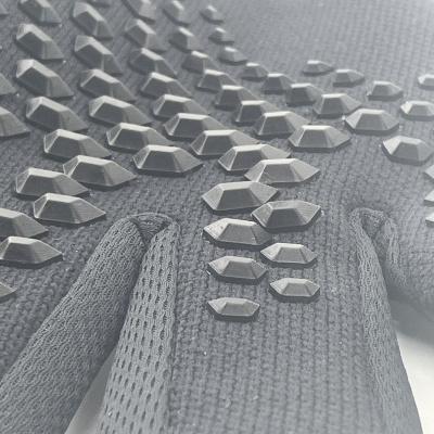Luvas pretas de malha com padrão antiderrapante hexagonal em relevo