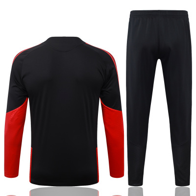 Conjunto roupa desportiva preto com detalhes vermelhos, camisola de manga comprida e calças pretas.