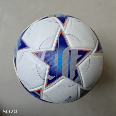 Bola de futebol branca com estrelas coloridas