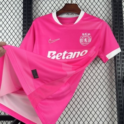 Camisola de futebol rosa do Sporting com logótipo e texto branco