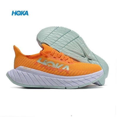 Ténis de corrida HOKA laranja com sola branca e cinza