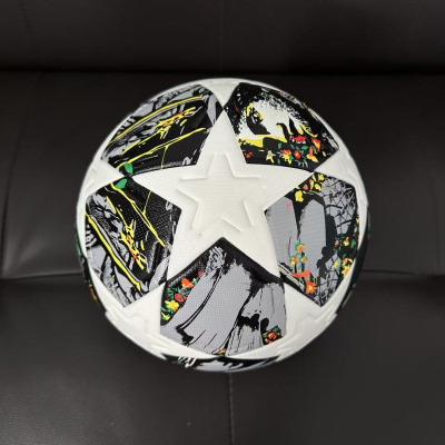 Bola de futebol branca e preta com desenhos coloridos e padrão de estrelas.