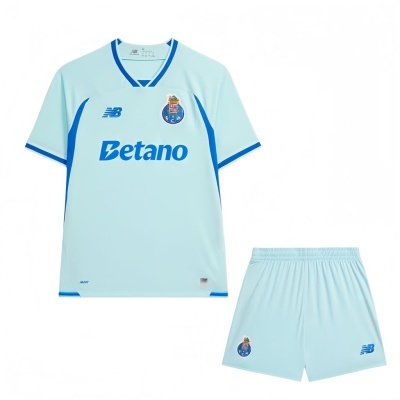 Conjunto de futebol azul claro com logótipos NB, emblema do FC Porto e texto Betano