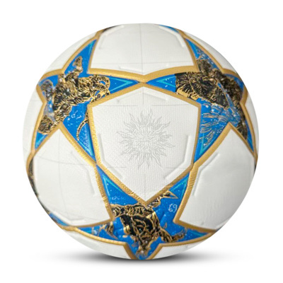 Bola de futebol branca com detalhes em azul e dourado com figuras de animais.
