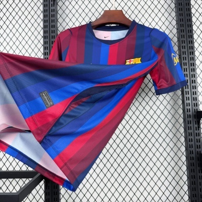 Camisola de futebol FC Barcelona azul e vermelha pendurada