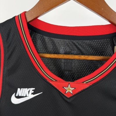 Camisola desportiva preta da Nike com gola vermelha em cabide de madeira