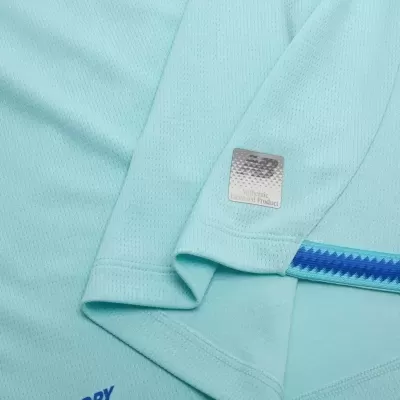 Tecido azul claro com etiqueta prateada e fita decorativa azul e azul escuro
