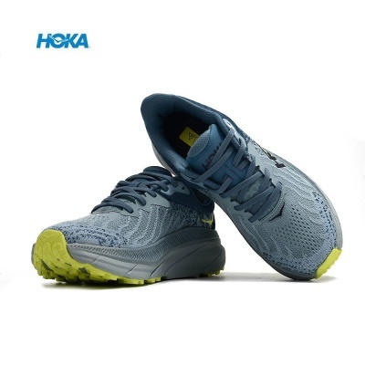 Sapatilhas azuis HOKA com sola cinza e detalhes amarelos