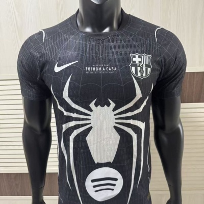 T-shirt preta com grande aranha branca e logótipos Nike, Spotify e FCB, texto frontal, num manequim