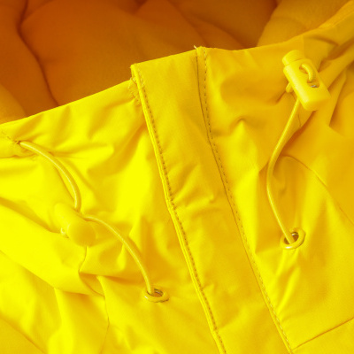 Casaco amarelo com capuz e cordão ajustável em tecido impermeável e fleece no interior