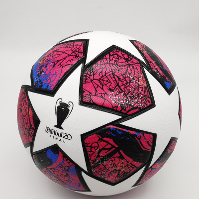 Bola de futebol com padrão de estrelas e texto Istanbul 20 FINAL