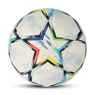 Bola de futebol branca com desenho colorido de estrela