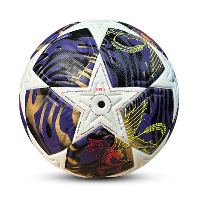 Bola de futebol decorativa em branco, roxo, preto, amarelo e vermelho com estrela central e tamanho 5
