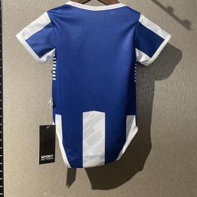 Body bebé azul e branco às riscas pendurado em cabide de madeira