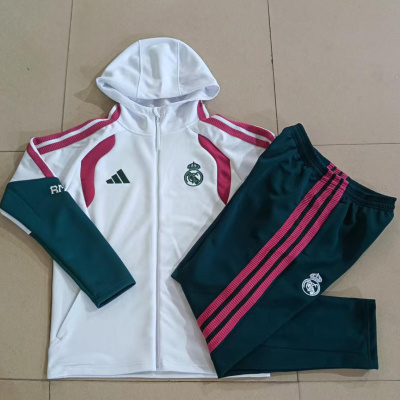 Fato de treino branco e preto do Real Madrid com detalhes vermelhos sobre piso de azulejos