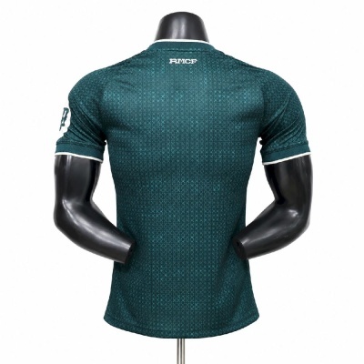 Camisola desportiva verde escura com padrão e letras RMCF nas costas