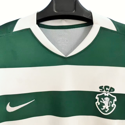 Camisola de futebol verde e branca com logo Nike e emblema SCP