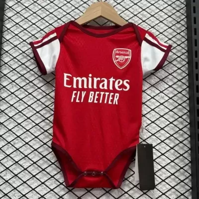 Body de bebé vermelho com logótipo do Arsenal e texto Emirates FLY BETTER