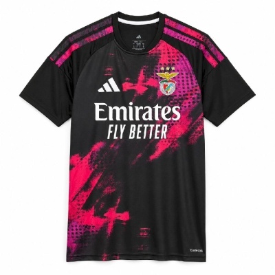 Camisola preta de futebol com estampa rosa e logótipos branco no peito