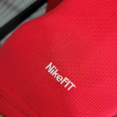 Tecido vermelho com textura e logótipo NikeFIT branco