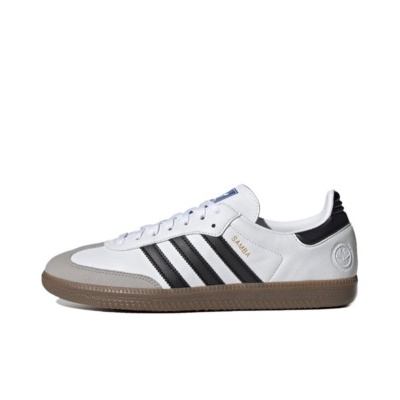 Ténis Adidas Samba branco com riscas pretas e sola castanha