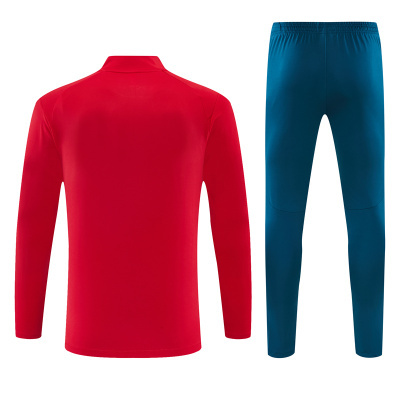 Conjunto desportivo vermelho e azul de manga e perna compridas