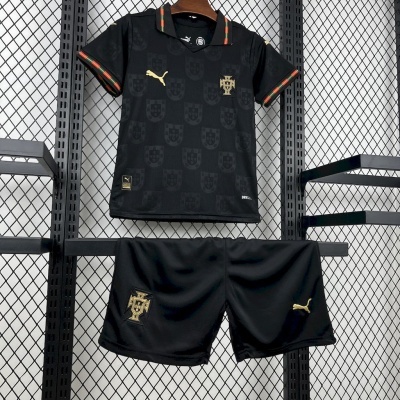 Conjunto de roupa de futebol preta com detalhes dourados pendurado numa parede com rede metálica