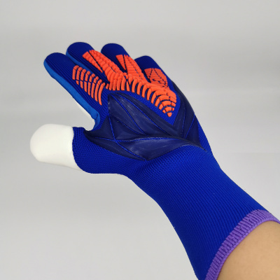 Luva desportiva azul com detalhes em silicone vermelho e partes em material sintético.
