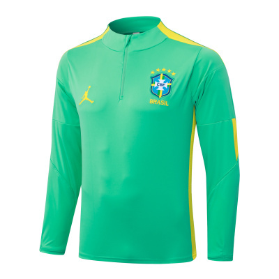 Camisola desportiva verde com detalhes amarelos e emblema CBF BRASIL