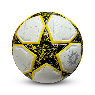 bola de futebol branca com estrela preta e amarela e desenho de caranguejo