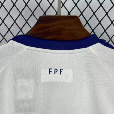 Camisola branca com gola azul e letras FPF na parte traseira pendurada num cabide