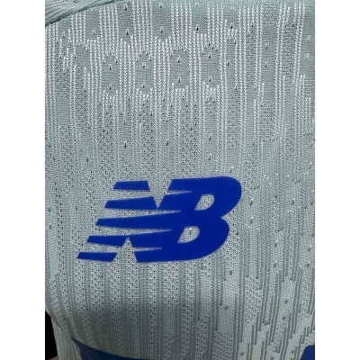 Tecido cinza claro com logótipo azul New Balance