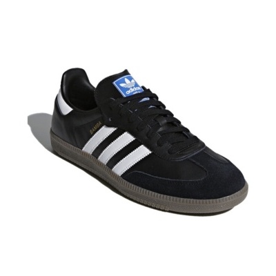 Ténis Adidas Samba preto com riscas brancas e sola castanha