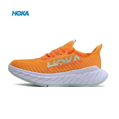 Tênis desportivo HOKA laranja com sola branca e logo na lateral.