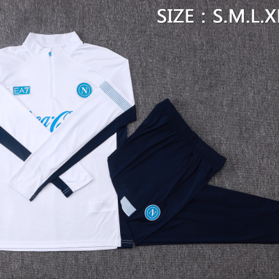 Conjunto de roupa desportiva branco e azul com logotipos EA7 e N sobre fundo cinzento