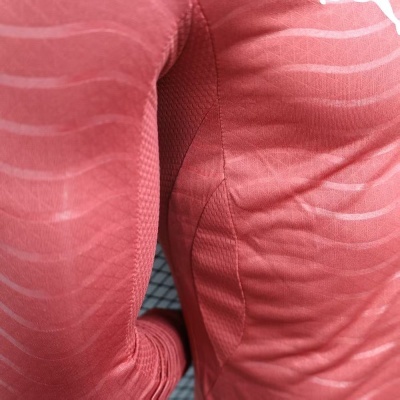 Top desportivo rosa com padrão ondulado e texturas em tecido elástico