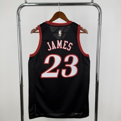 Camisola de basquetebol preta com nome JAMES e número 23 pendurada num cabide
