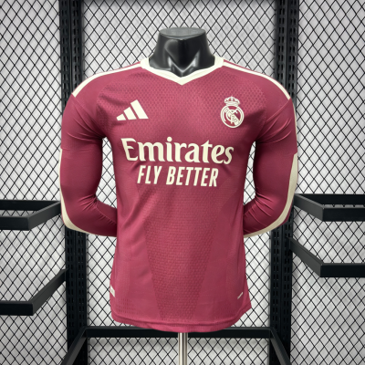 T-shirt de futebol bordeaux com logótipo do Real Madrid e texto Emirates FLY BETTER